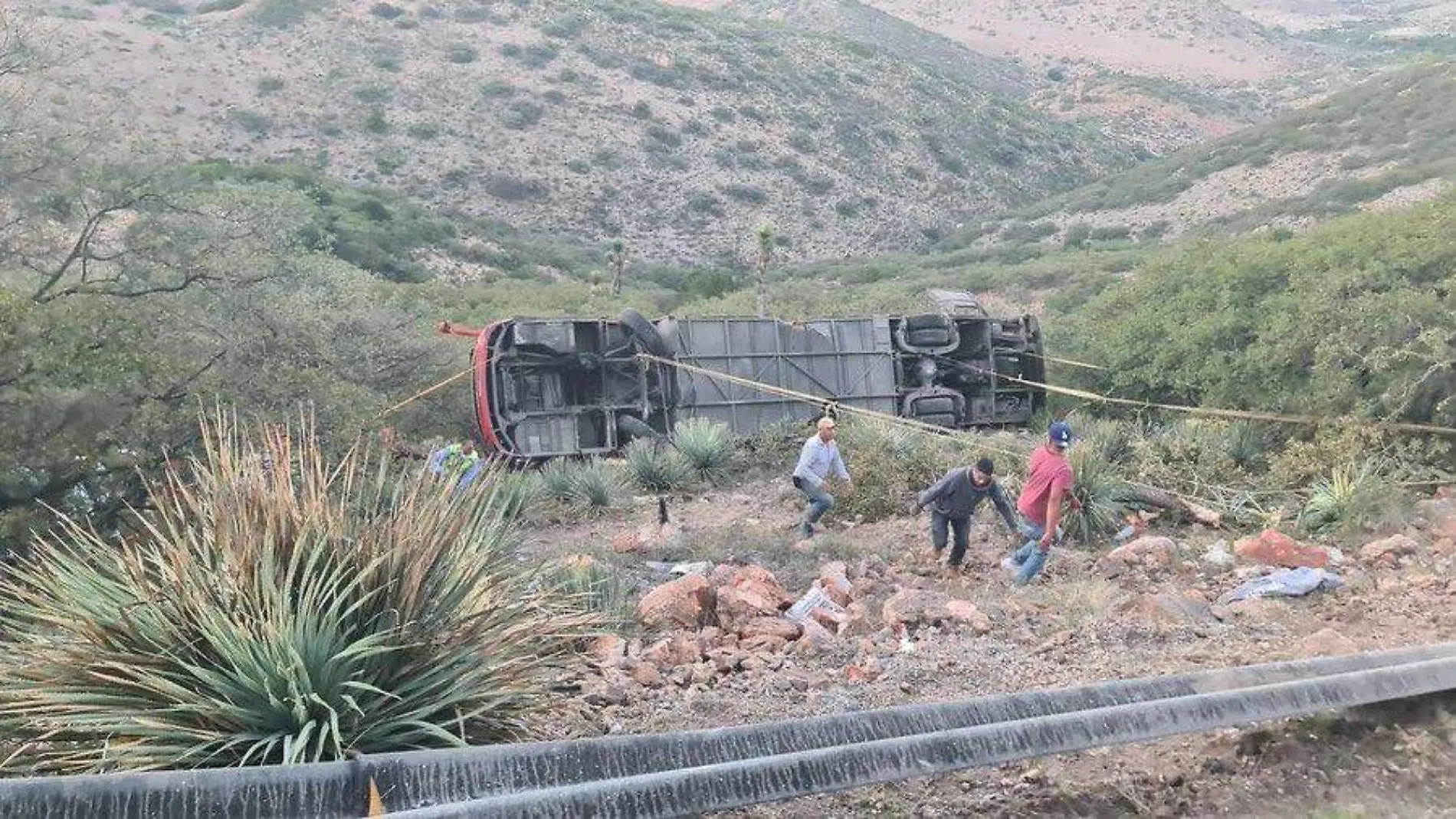 Cae autobús a un barranco en SLP 2